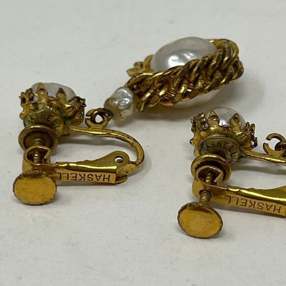 Miriam Haskell, Dangle Baroque pearl, gold tone clip on earrings. - Picture 7 of 10